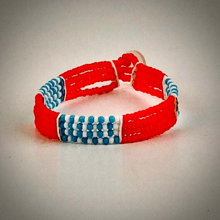 Massai-Armband mit Knopf / red with white/light blue