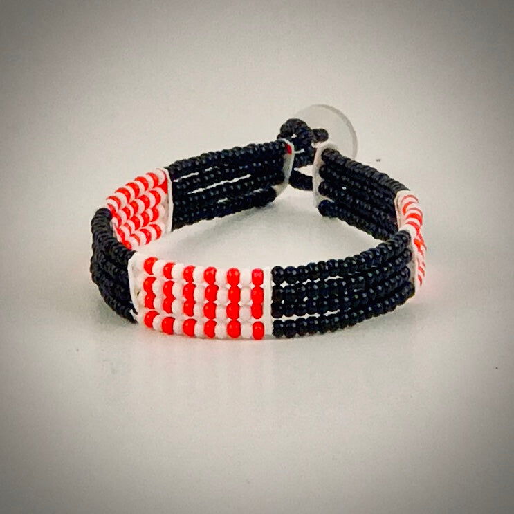 Massai-Armband mit Knopf / black with white/red