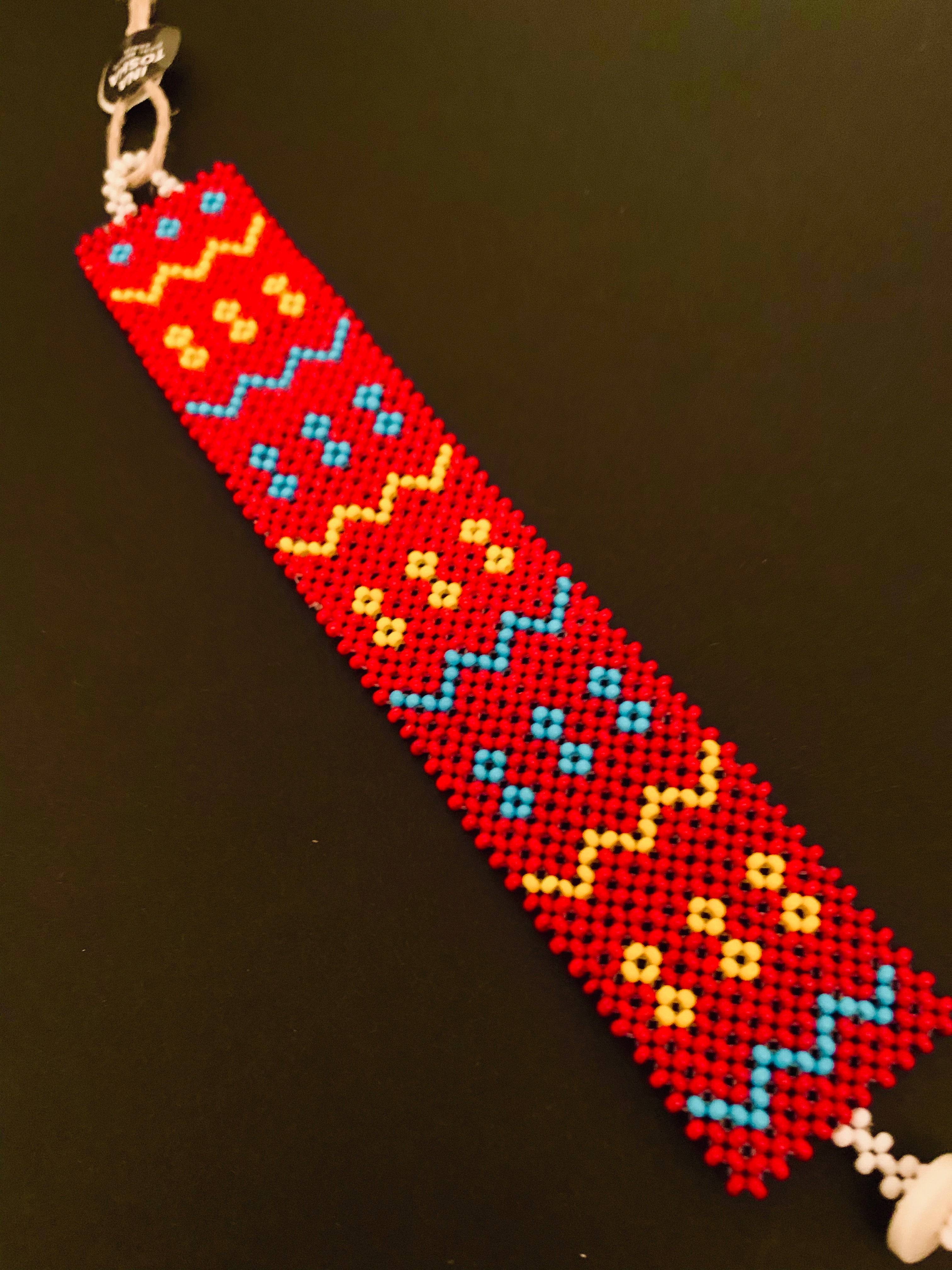 breites Massai-Armband mit Knopf / red, light blue, yellow