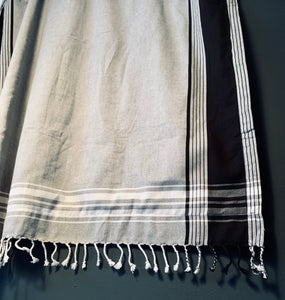 Kikoi Strandtuch light grey with black/white and grey towel