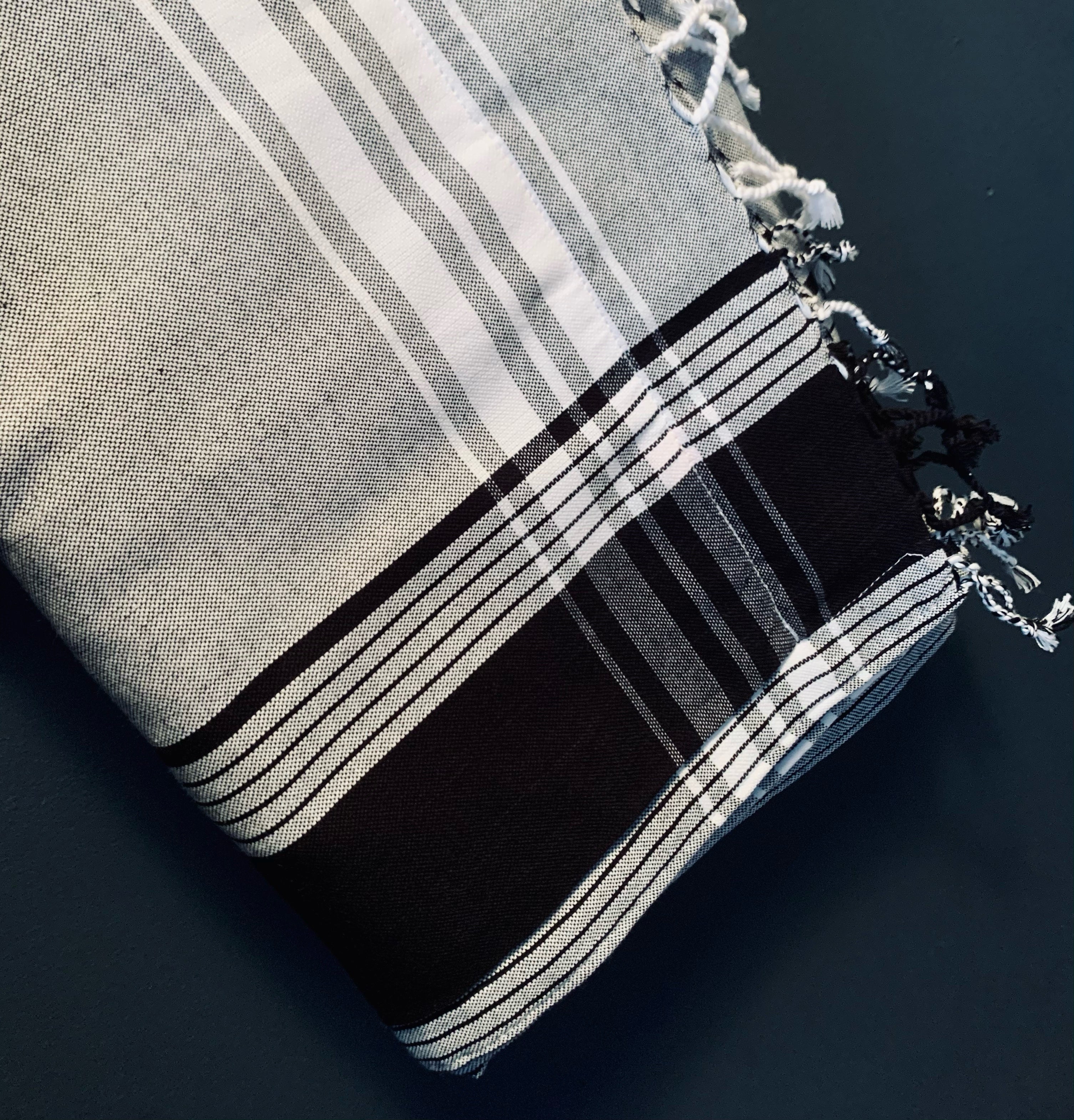 Kikoi Strandtuch light grey with black/white and grey towel