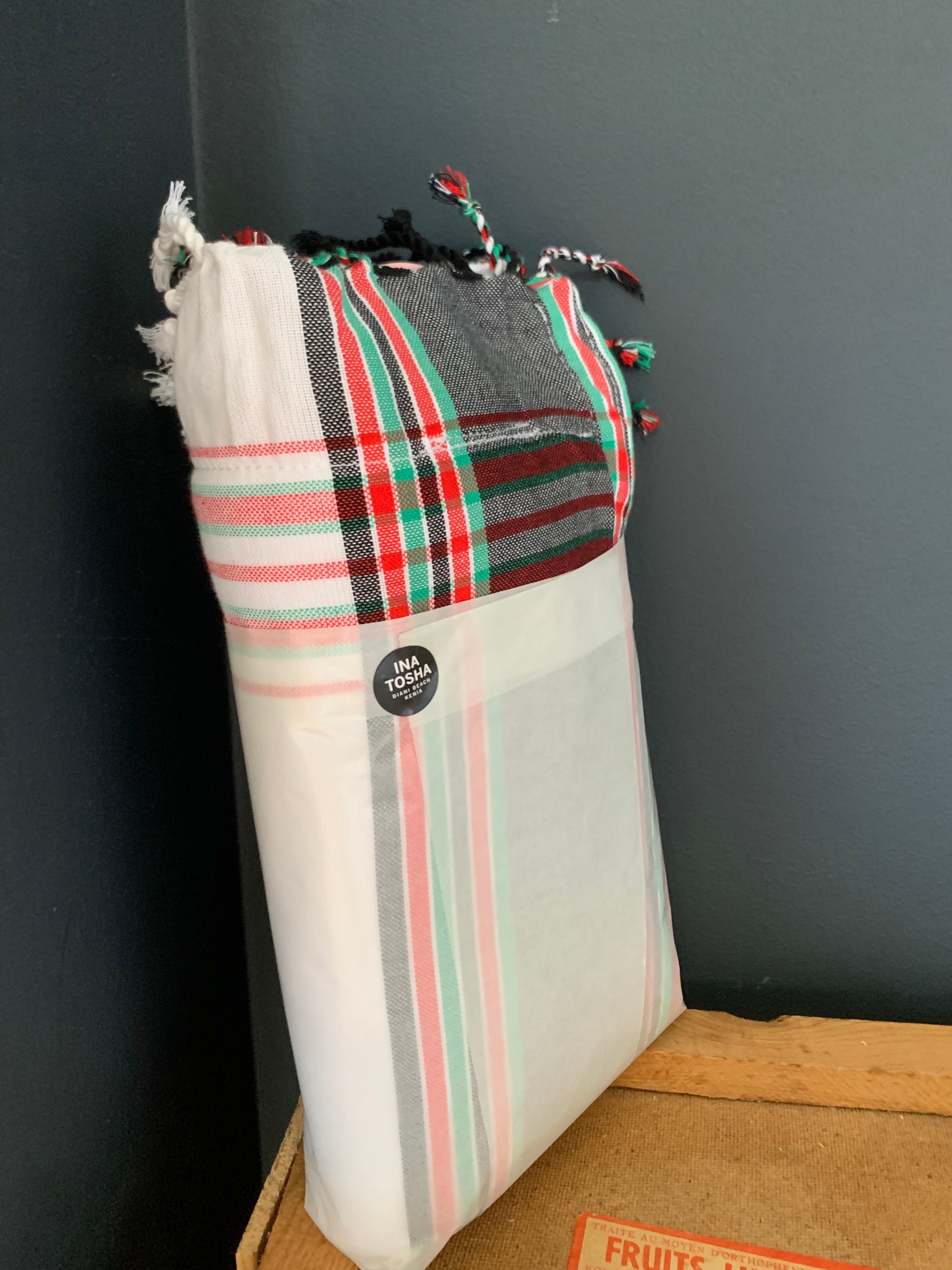 Kikoi Strandtuch white with Kenya colors and white towel
