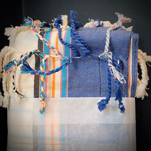 Kikoi Strandtuch one color off white & blue frame with blue towel