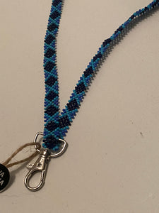 Schlüsselband aus Perlen - light blue/dark blue
