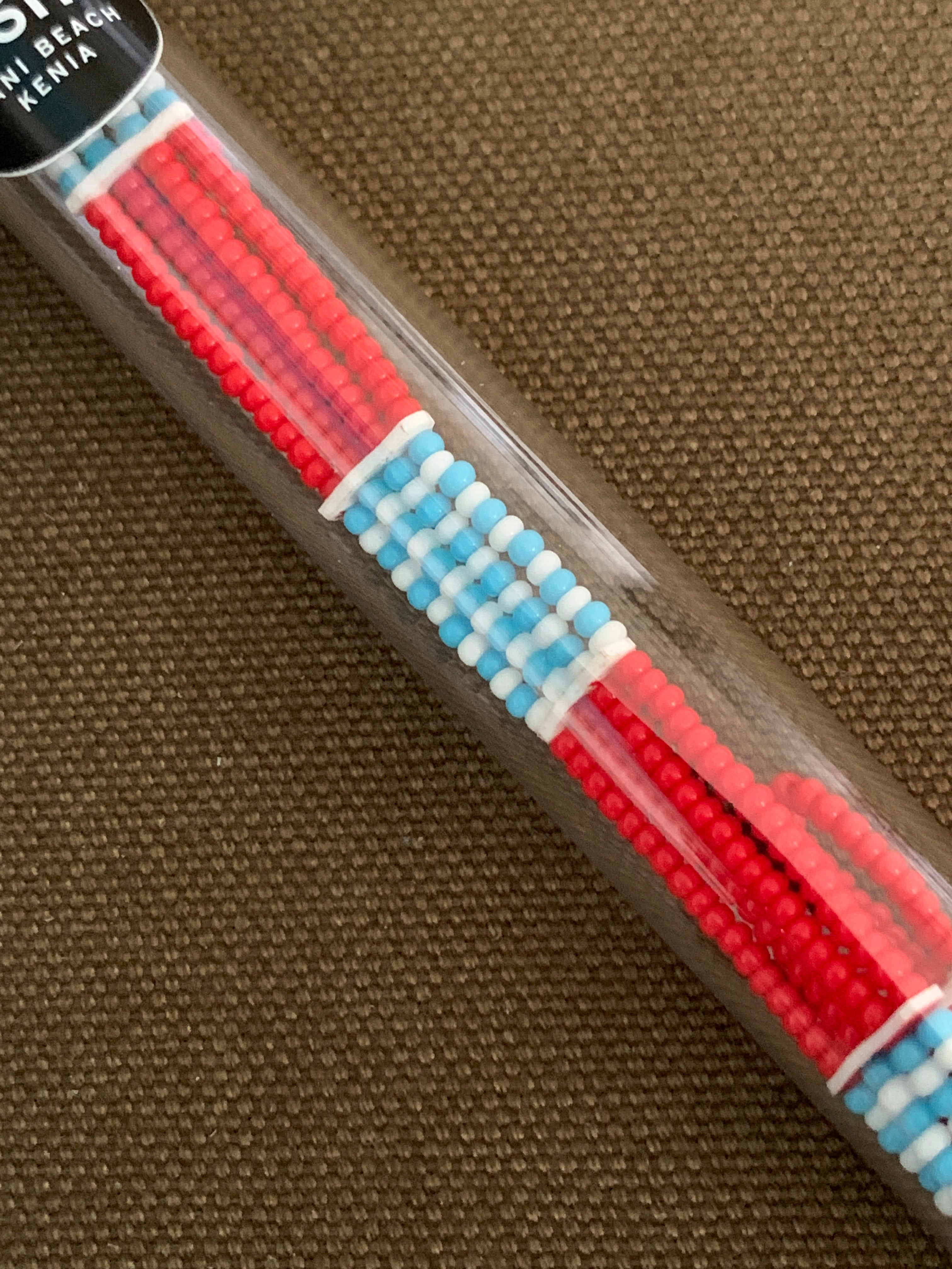 Massai-Armband mit Knopf / red with white/light blue